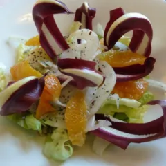 Trattoria Visconti, insalata d’inverno, scarola dei colli di Bergamo, radicchio tardivo, arancia a vivo, finocchi e semi