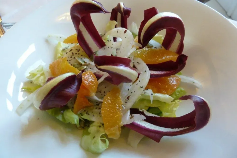 Trattoria Visconti, insalata d’inverno, scarola dei colli di Bergamo, radicchio tardivo, arancia a vivo, finocchi e semi