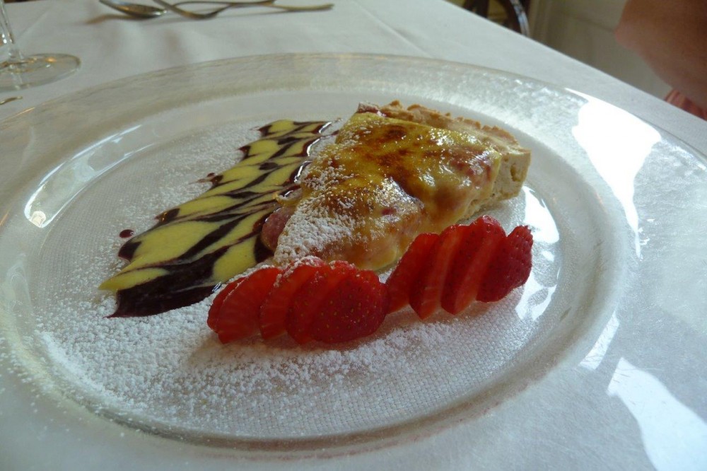 Visconti, crostata con crema cotta e fragole