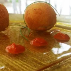 Polpette di baccala', cipollina e papaccelle napoletane