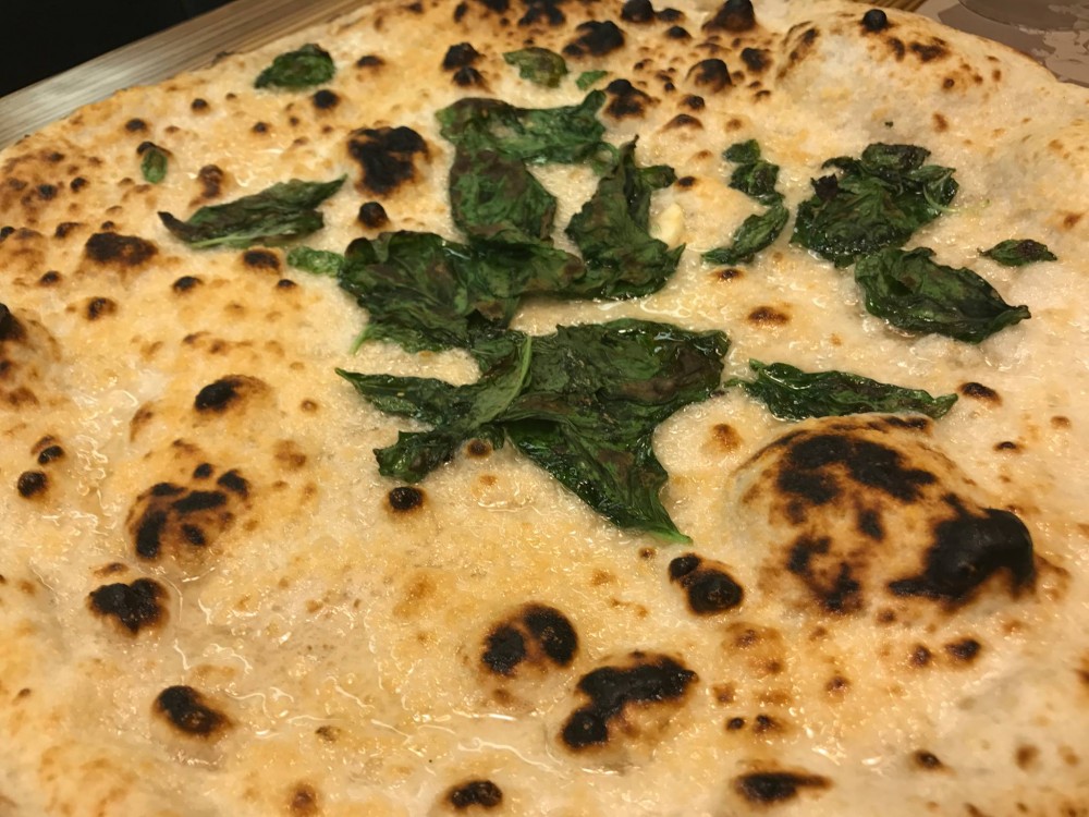 Pizzeria Da Michele I Condurro a Fuorigrotta, 'O Cipp' a Furcella, con suggna, aglio dell'Ufita, pecorino e basilico