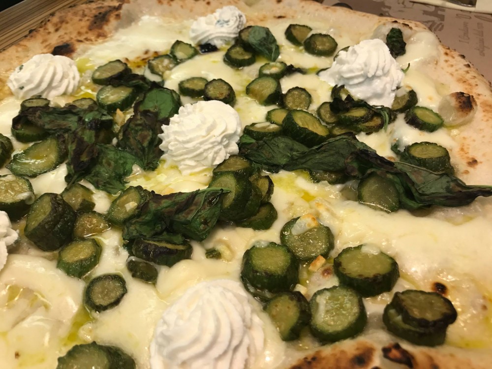 Pizzeria Da Michele I Condurro a Fuorigrotta, con le zucchine e ricotta su provolone del monaco