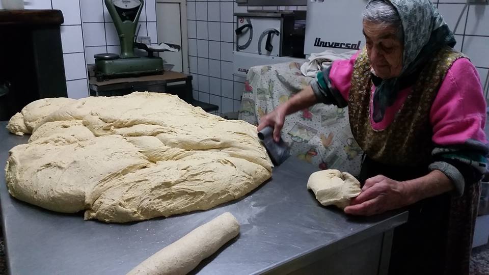 Biscottificio Ruocco - Gemma alle prese con la pezzatura del pane