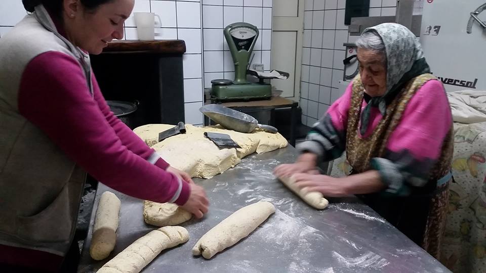 Biscottificio Ruocco - Gemma e sua nipote alle prese con la lavorazione