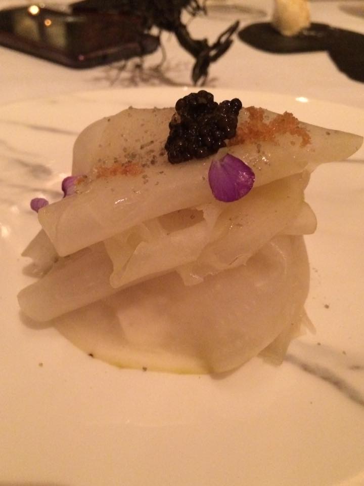 The Ledbury, Barbabietola bianca. Cotta nell'argilla con caviale e anguilla affumicata