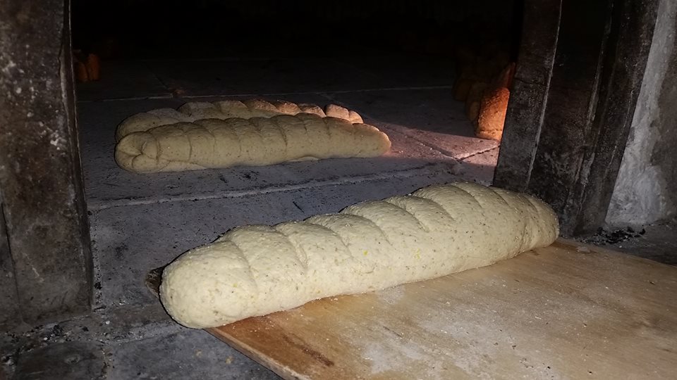 Biscottificio Ruocco - Cottura del pane in forno a legna