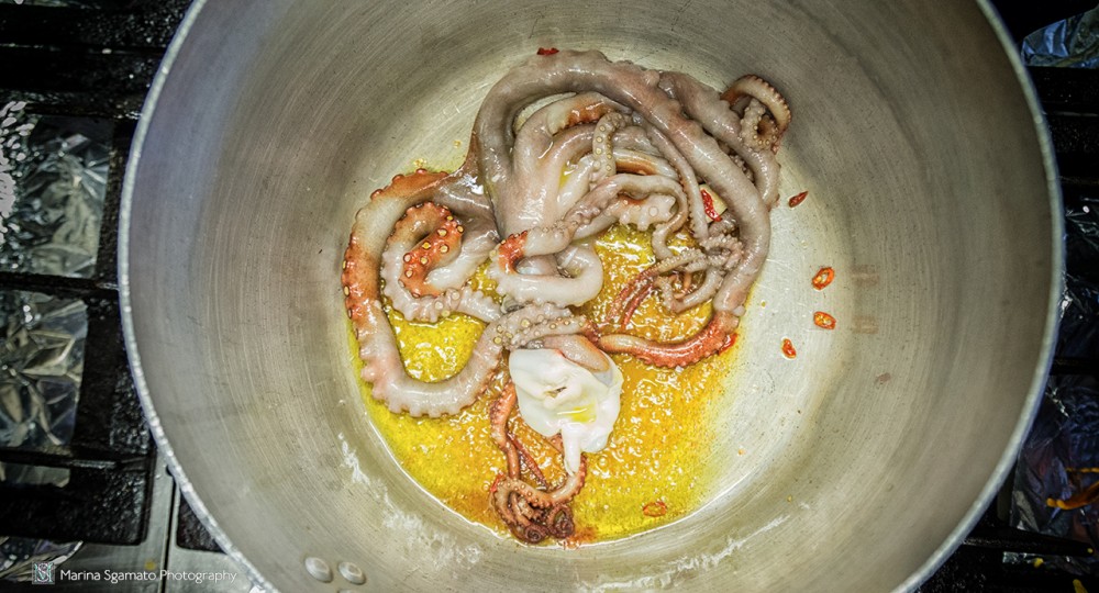 Dispone la polpessa in pentola e sfuma con un po’ di vino bianco