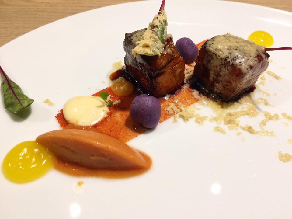 Roji, Pancia di maialino laccata al mandarino, foie-gras, patata viola al burro bruciato e lime, maionese di pollo arrosto e gelato al pomodoro confit