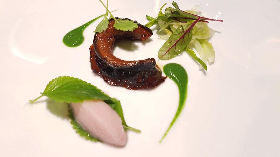 Roji,  Anguilla laccata alla salsa Unagi, puntarelle cotte e crude, shiso e gelato di cipolla rossa