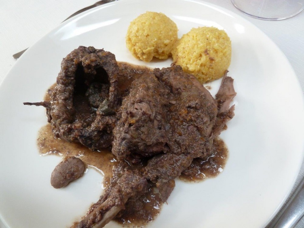 La Piana, coniglio in salmi' con polenta