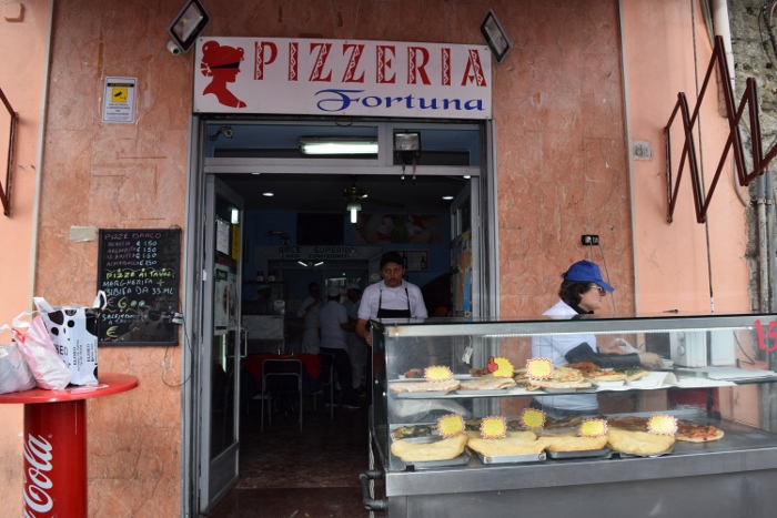 L'esterno della Pizzeria Fortuna