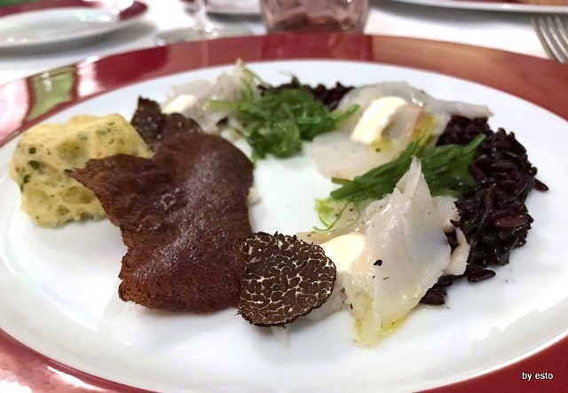 Luisa Evangelista Stefano Parrella Carpaccio di baccalà marinato al tartufo nero di Bagnoli con riso selvatico, maionese all’aglio, insalatina di alghe nori e spugna di muschio