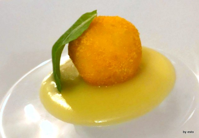 Luisa Evangelista Stefano  polpettina di baccalà in crosta di mais, su crema di patate al limone