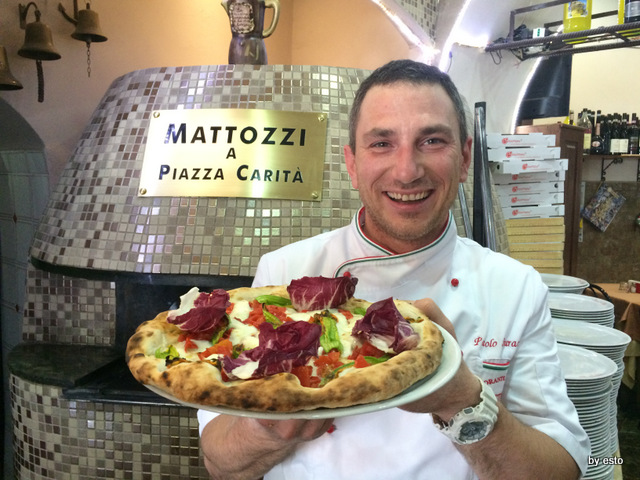 Mattozzi  Paolo Surace con la pizza dedicatagli da Lello