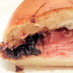 Pane, prosciutto al forno, mandorle e amarene brusche