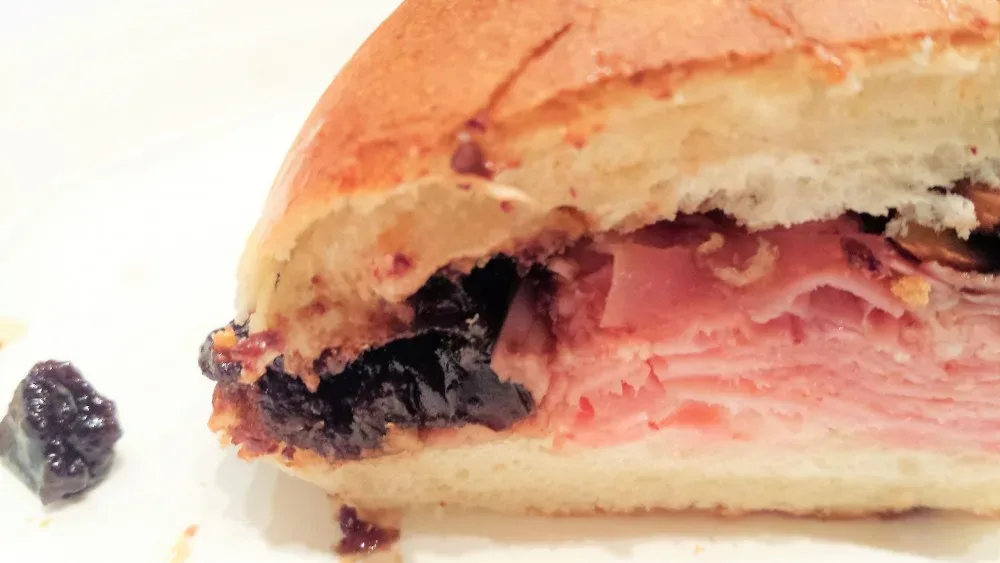 Pane, prosciutto al forno, mandorle e amarene brusche