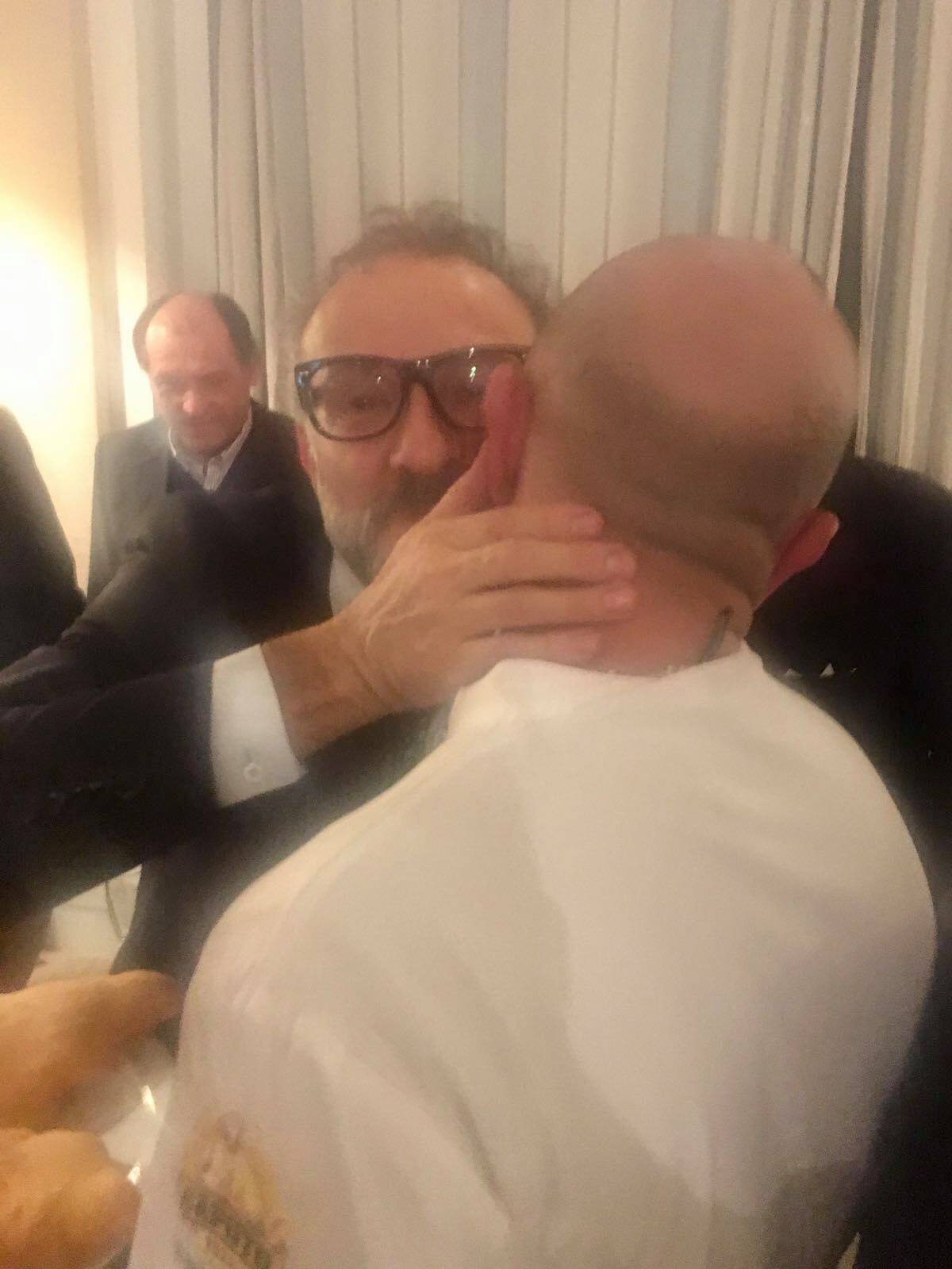 Un abbraccio che dice tutto: Massimo Bottura e Giuseppe