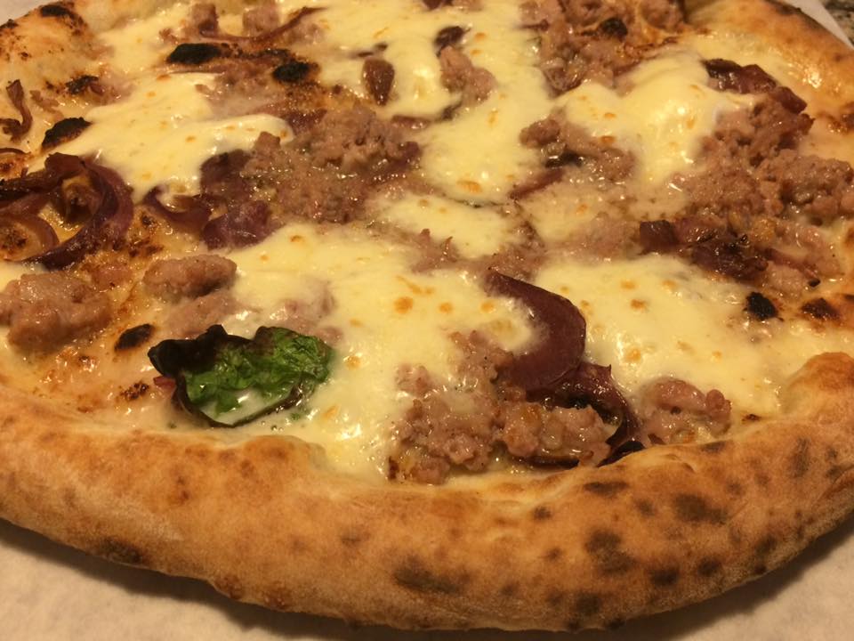Pizzeria Mansi, salsiccia e cipolla rossa