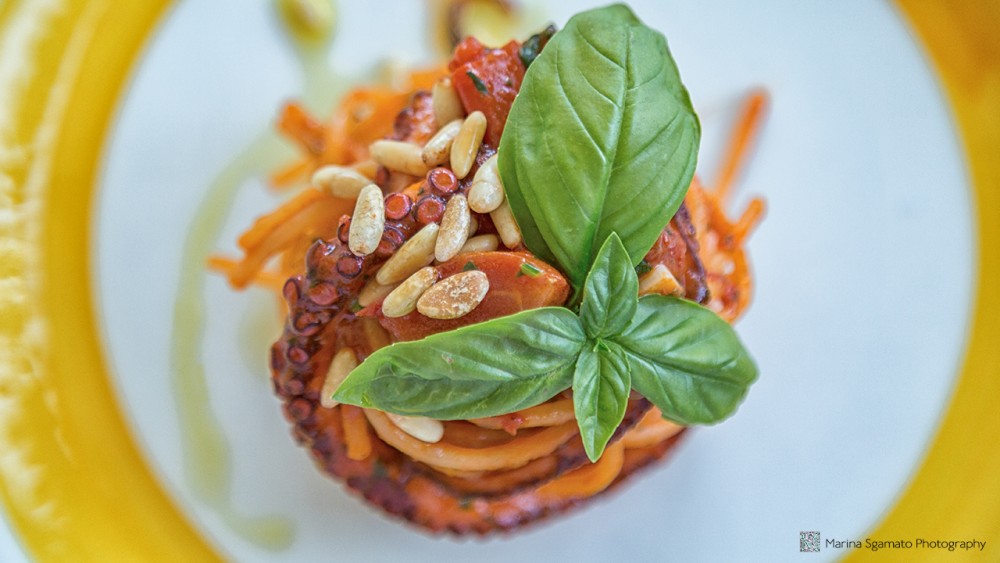 Posiziona una granfia di polpessa, avvolgendola in modo da simulare il movimento compiuto dal mollusco, quando spunta dall’anfratto in cui si nasconde