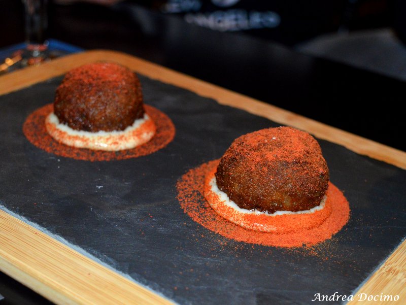 The Black Hole. Le polpette di manzo, formaggio e polvere di pomodoro