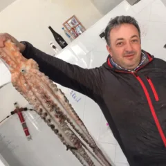 Vincenzo Di Mauro col polpo da tre chili