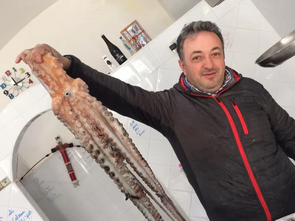 Vincenzo Di Mauro col polpo da tre chili