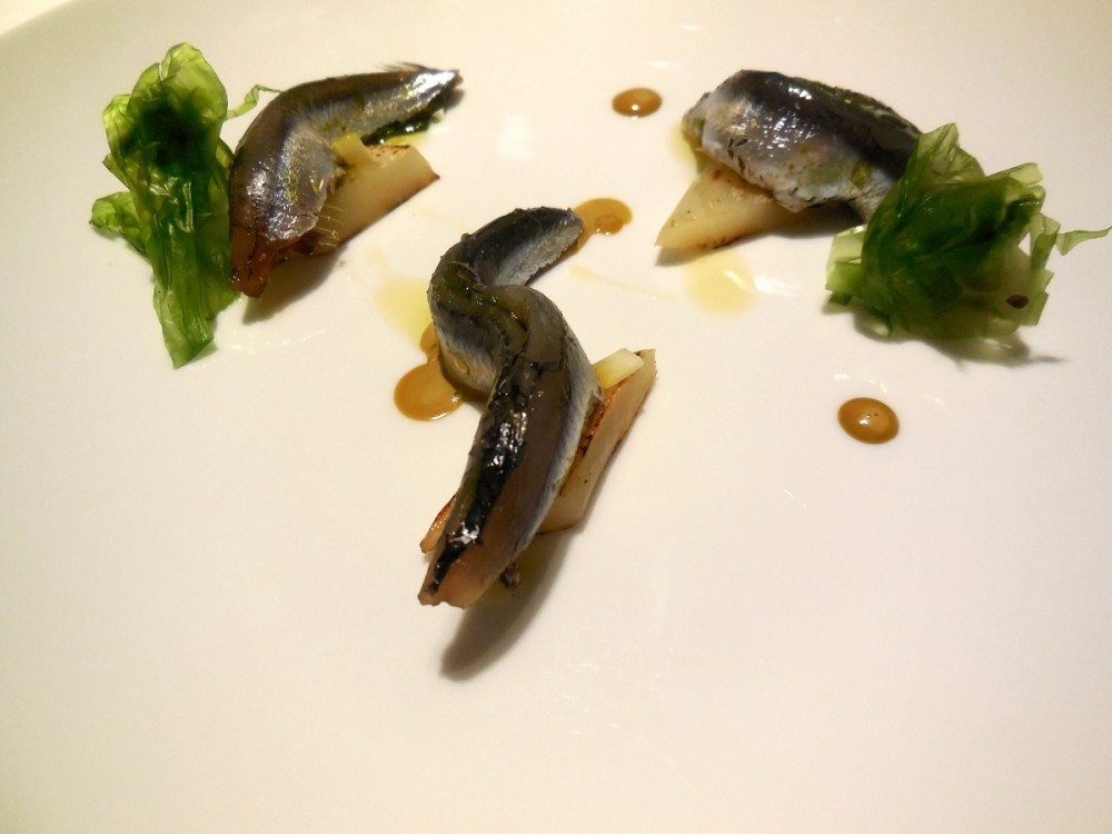 Alici crude ripiene di cavolo nero insalata di mare anemoni barba massese – Forte penetrante