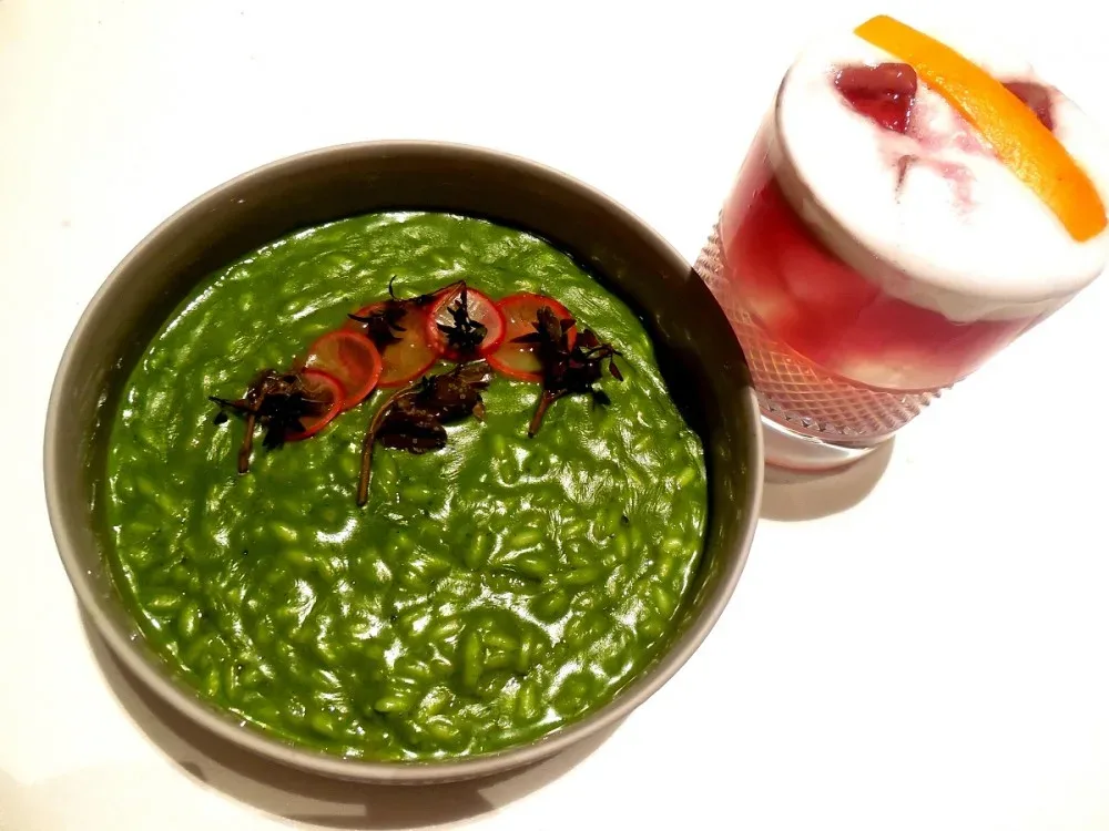 Mud, Riso mantecato con bietola ravanelli capperi di Avola – Abbinato ad un Cocktail di Thomas – Elegante. Cremoso. Fresco. Forchettata e bevuta