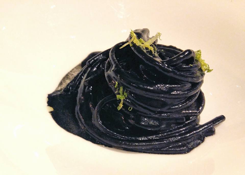 I Portici, Spaghetto di Gragnano, calamaro, aglio nero fermentato e lime. Agostino Iacobucci