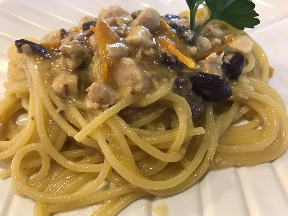 Frijenno Magnanoo, Arzano. Spaghetti con spada e pomodorino giallo
