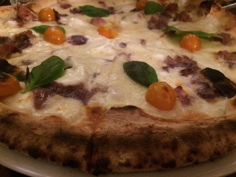 Antica Pizzeria De Rossi, pomodori gialli, salsiccia e cipolla