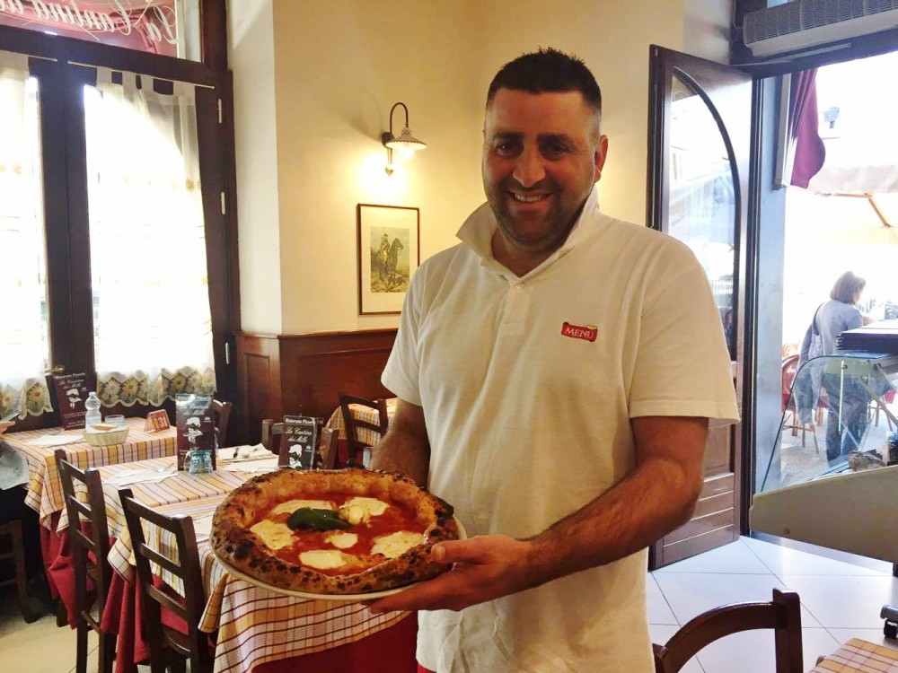 Arturo Cerullo con la sua pizza