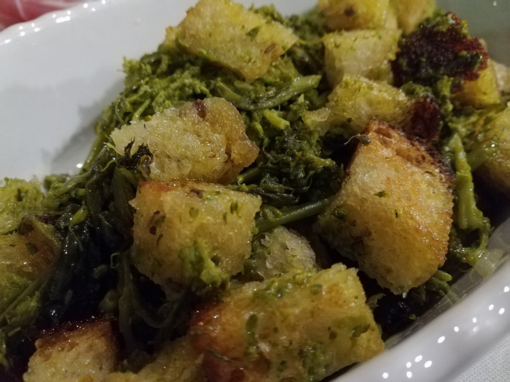 Corte Ciervo, broccoli e crostini di pane