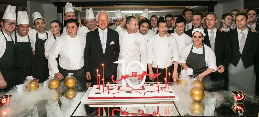 Foto di gruppo finale per festeggiare i dieci anni dell'Hassler