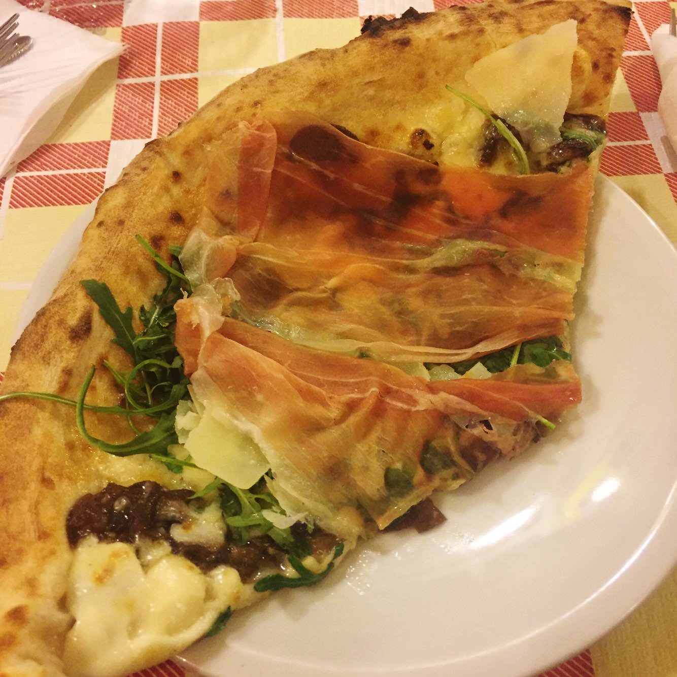 La pizza con prosciutto crudo, rucola, funghi porcini, fiordilatte e scaglie di Grana di Gigi Cacialli