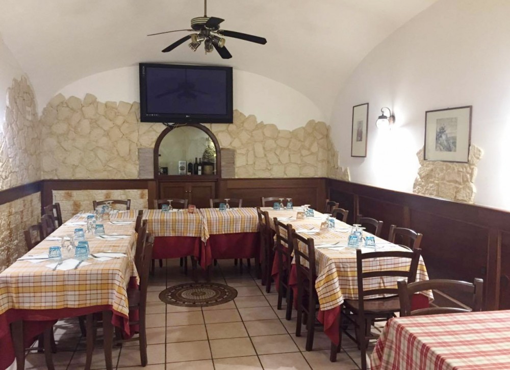 La sala interna de La Cantina dei Mille