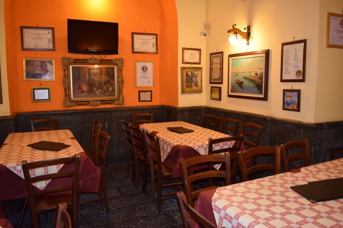 La sala interna della Pizzeria Il figlio del Presidente