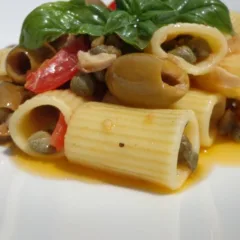 Mezze maniche rigate di Gragnano in insalata mediterranea