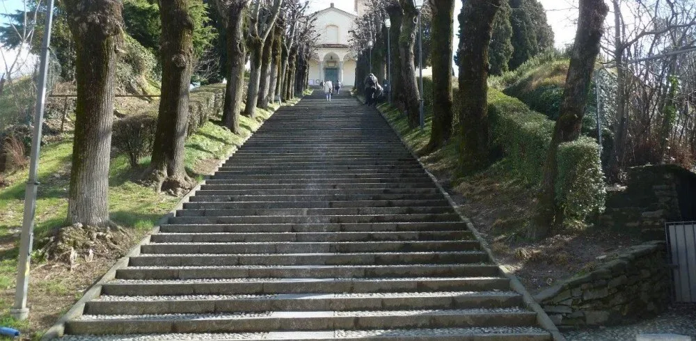 Montevecchia, la scalinata al Santuario di origini medievali della Beata Vergine del Carmelo