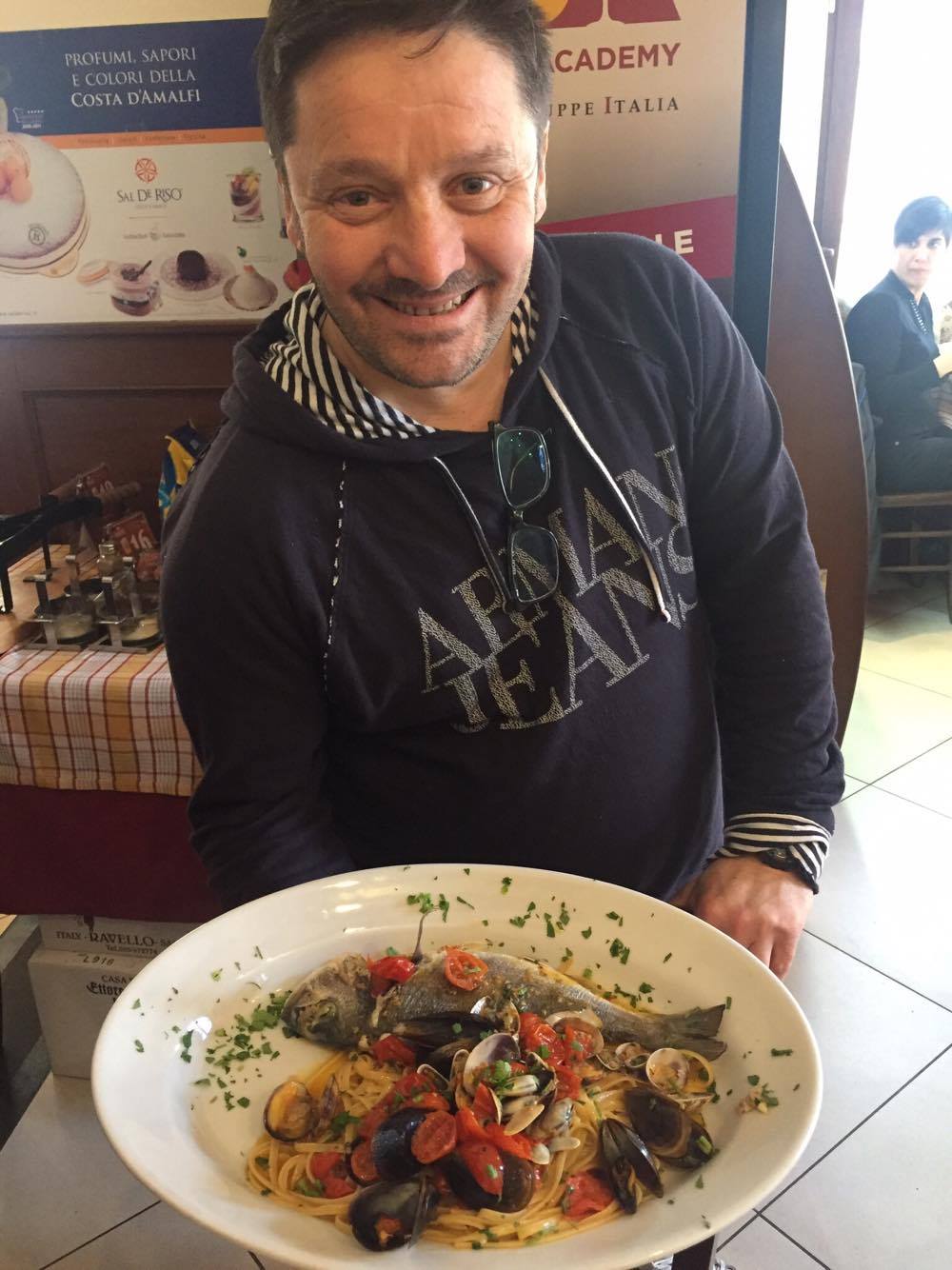 Pasquale Sammarco con uno dei piatti de La Cantina dei Mille