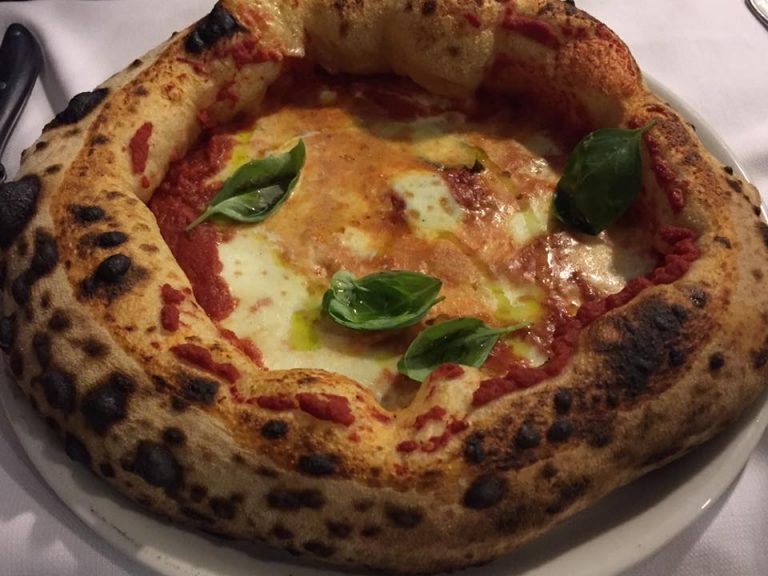 Roma, Piccolo Buco la pizza a canotto a due passi dalla Fontana di