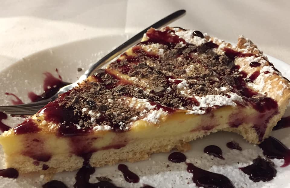 Pizzeria De Rossi, la crostata con crema e amarene