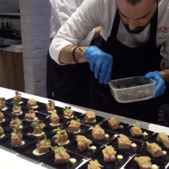 Preparazione della Genovese di tonno con la cipolla di Vatolla