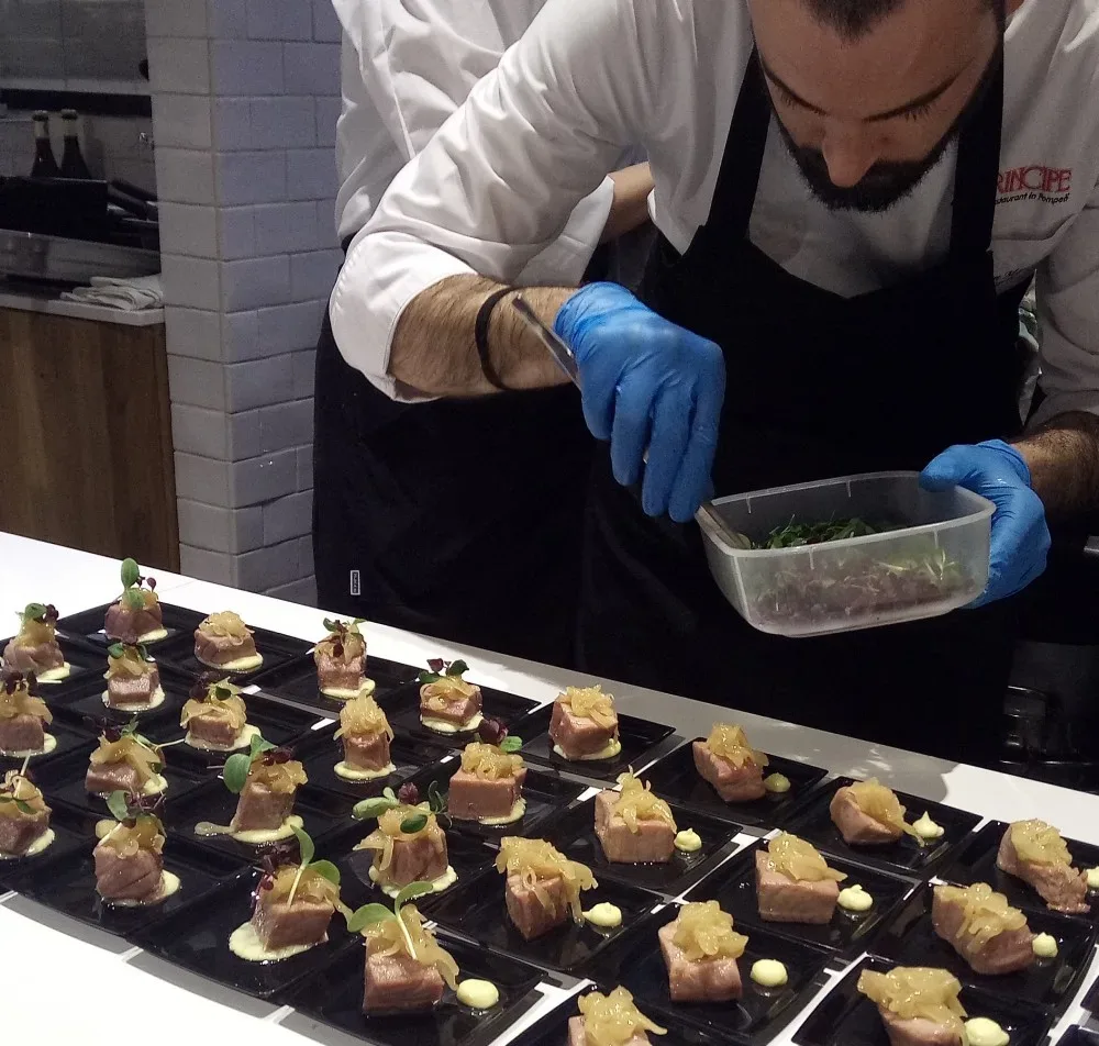 Preparazione della Genovese di tonno con la cipolla di Vatolla