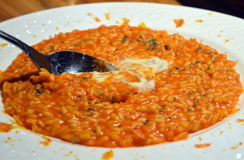 Ristorante Maritozzo a Mosca. Risotto di riso Carnaroli Ferron cotto nell’acqua di pomodori uzbeki grigliati, con all’interno una bavarese di mascarpone e limone