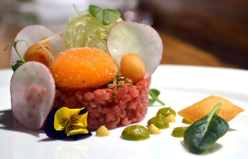 Ristorante Maritozzo a Mosca. Tartare di manzo russo con chips di parmigiano, spaghetti di sedano, tuorlo d’uovo croccante all’esterno e liquido all’interno, salsa di panzanella e mostarda