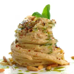 Spaghetti con ricotta di bufala, briciole di pomodoro, olio al basilico e pinoli tostati piccanti