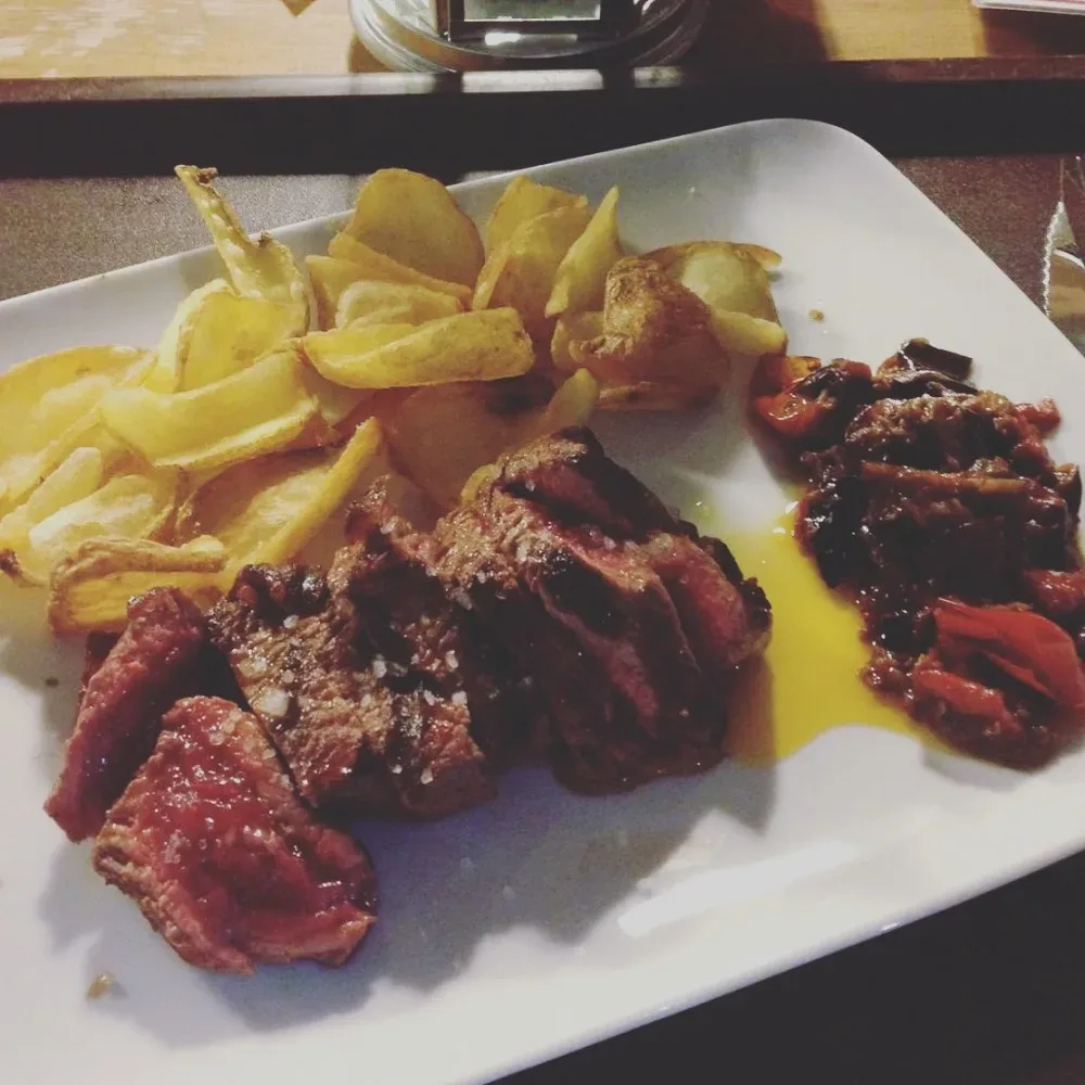 AgriBraceria di Fattoria Carpineto. La tagliata durante la stagione estiva, con melanzane a funghetto e patate fritte