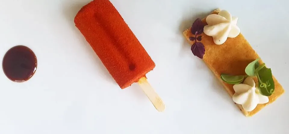 Finto Gelato Di Salmone e Mozzarella, Dashi di Pomodoro Affumicato, Cialda di Fresella E Salsa Teriyaki