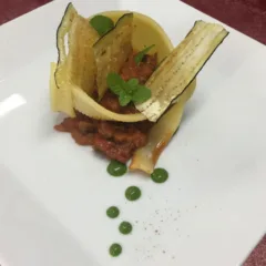 Conchiglione di pasta su pesto ripieno di pomodorini e melanzane
